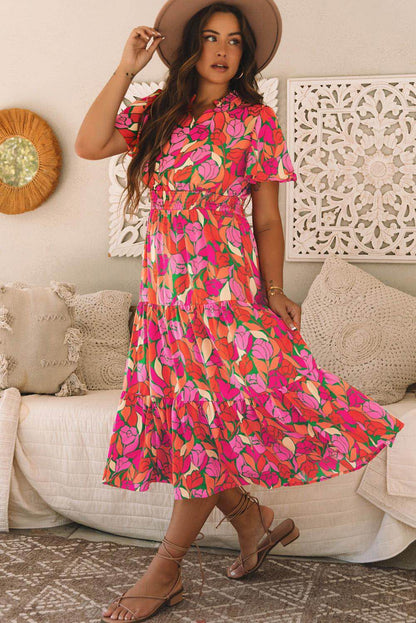 Vestido largo con cintura fruncida y manga corta con estampado floral en rosa