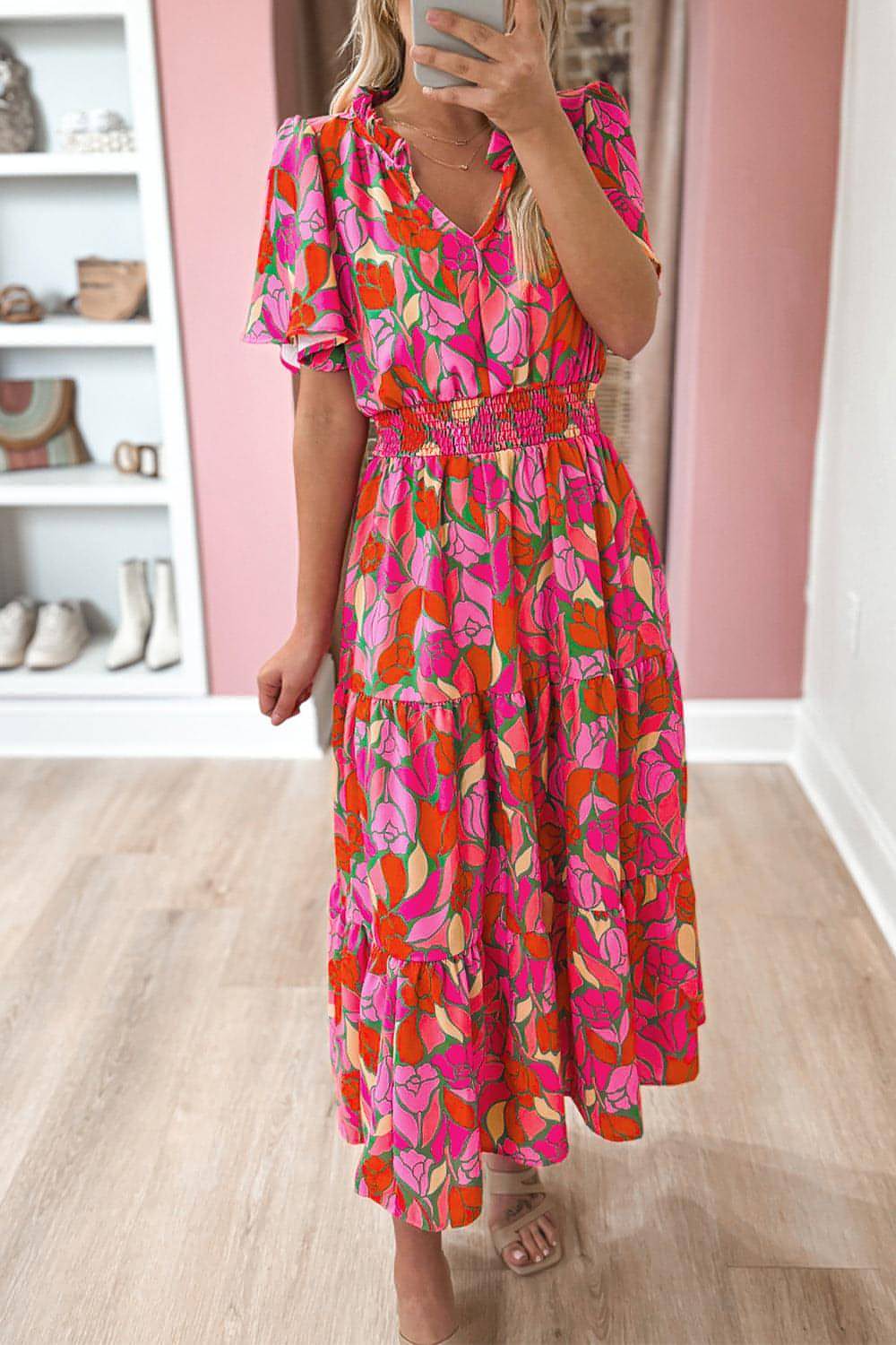 Vestido largo con cintura fruncida y manga corta con estampado floral en rosa