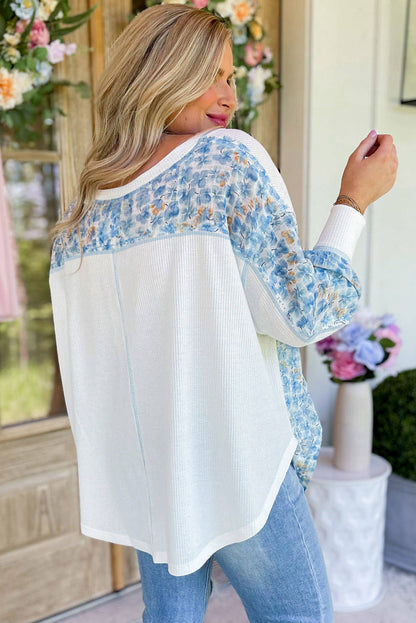 Weißer abstrakter Blumenfluse Batwing -Hülle gegen Nackenbluse