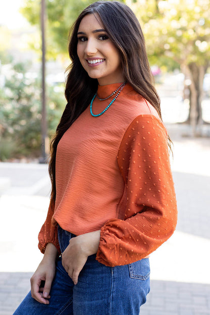 Blusa holgada con mangas abullonadas y lunares suizos de color naranja rojizo