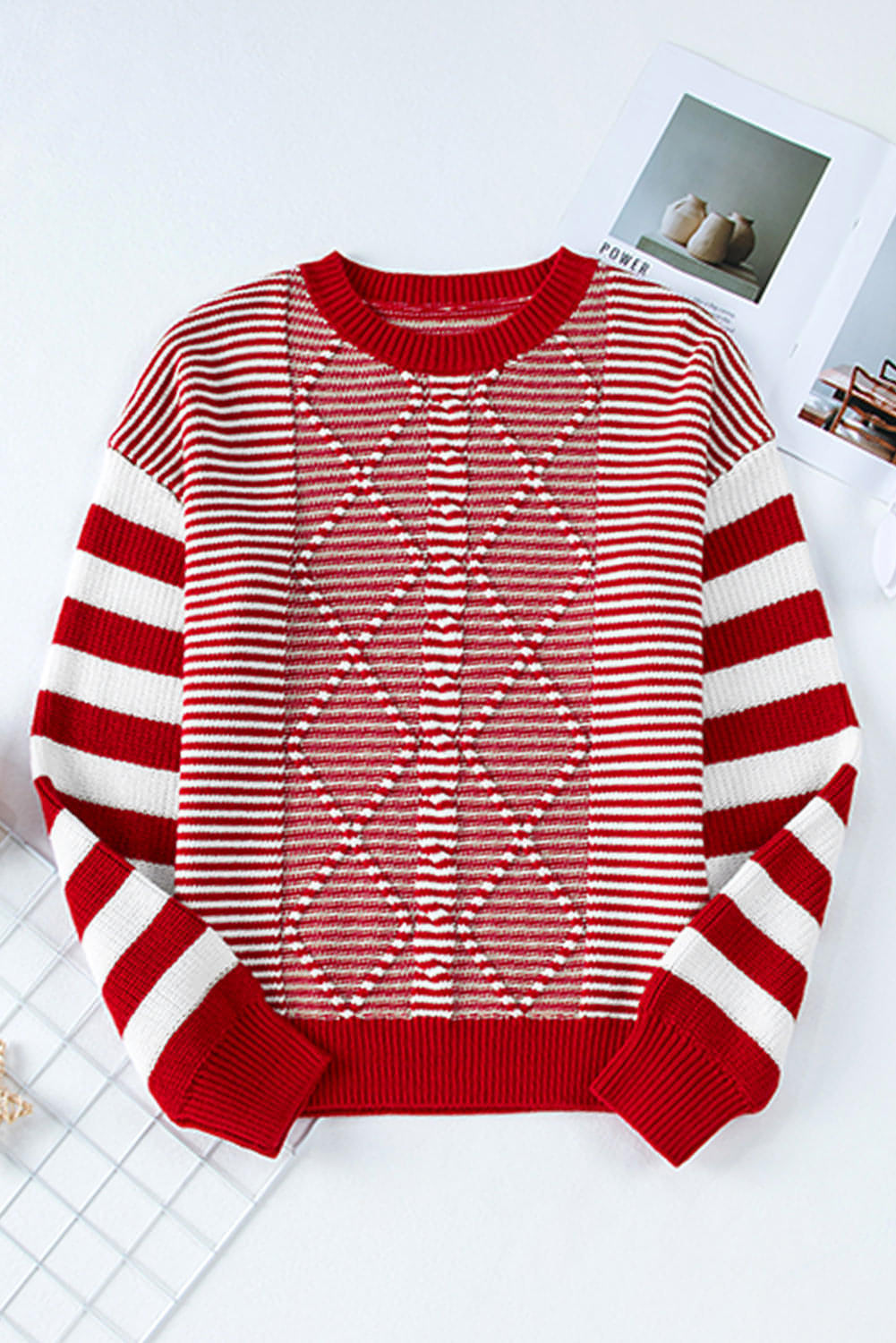 Maglione con spalle scese strutturate geometriche a righe rosse