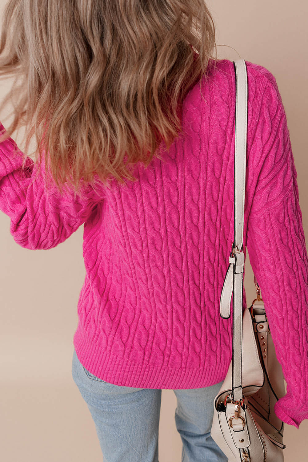 Maglione con spalle scese a collo alto in maglia a trecce tinta unita rosso rosa