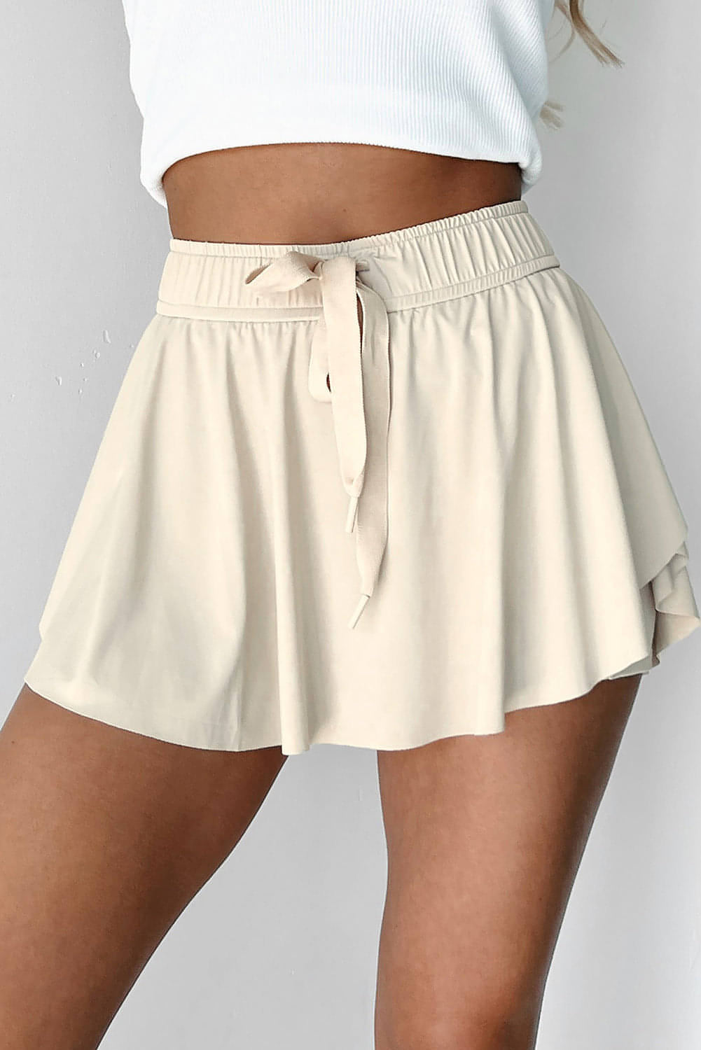 Jupe-short de tennis beige doublée taille haute avec cordon de serrage