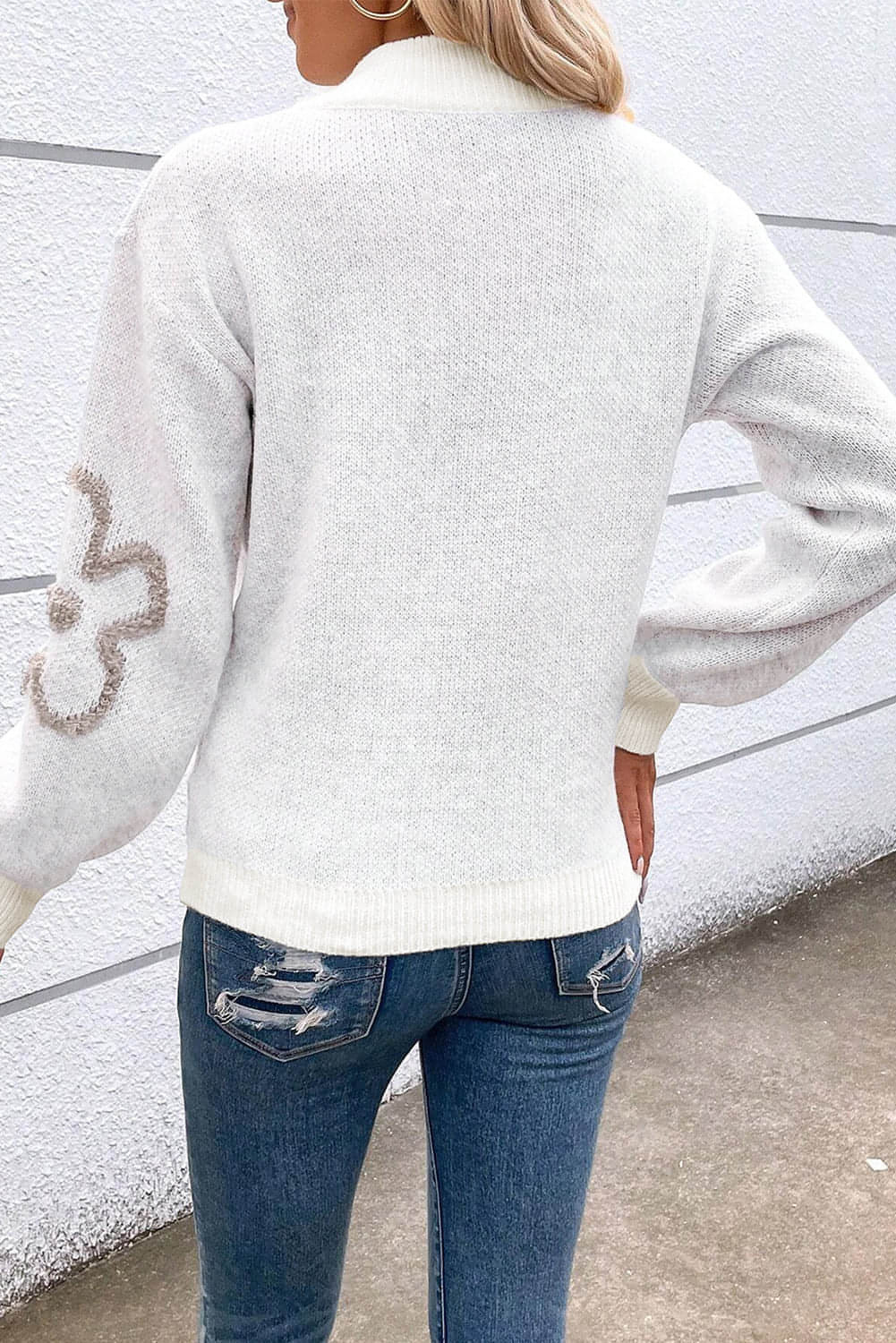 Weißer Pullover mit kontrastierendem Blumenmuster und halbem Reißverschluss und Stehkragen