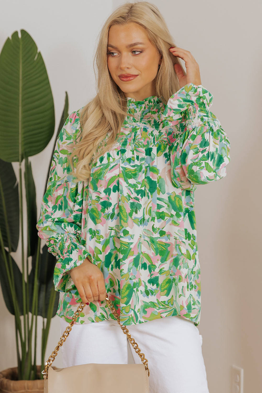 Groene groene blouse met bedrukte volantmouwen en gesmokte hals