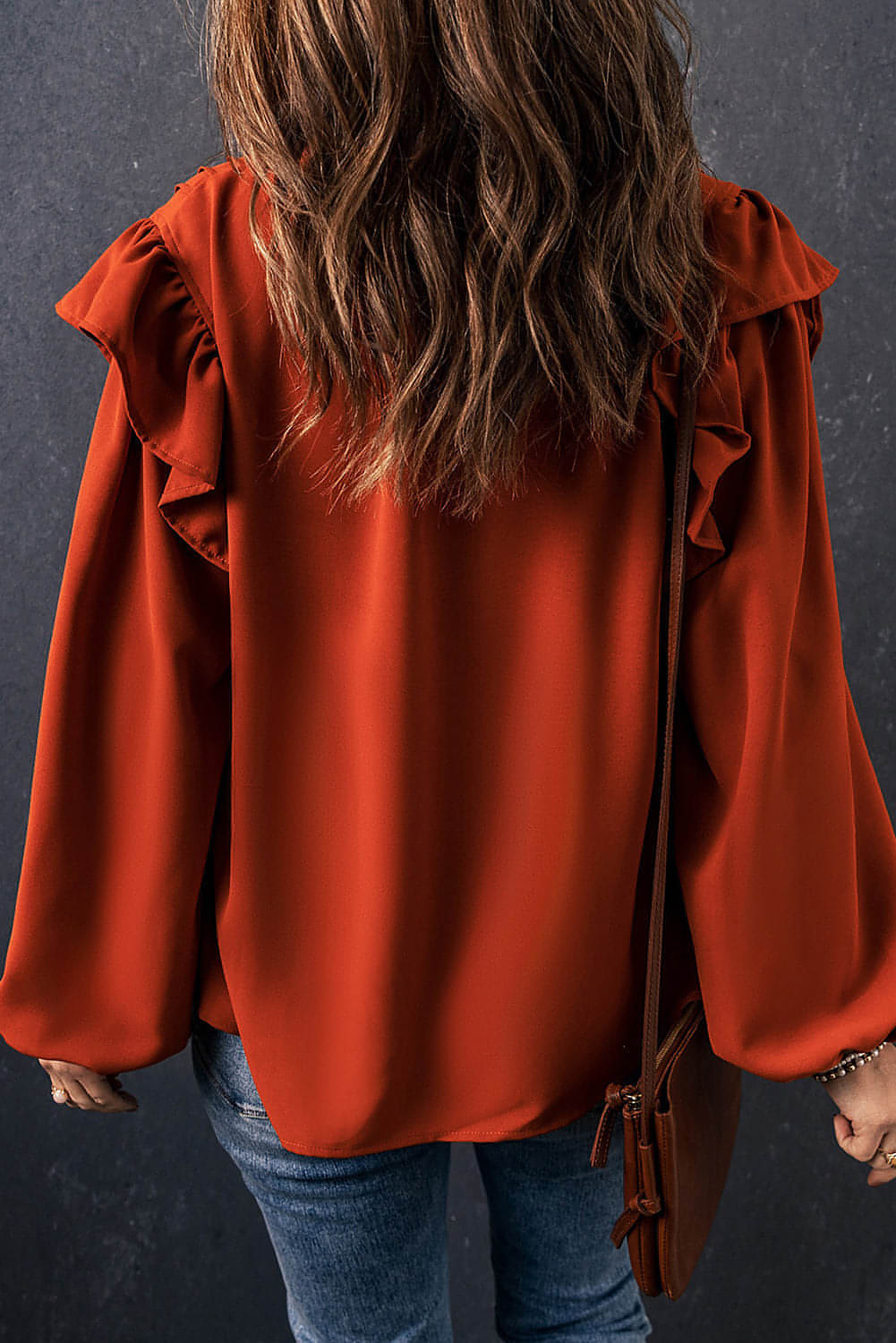 Blusa naranja con volantes, plisada, botones y escote en V