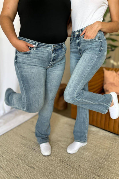 Judy Blue teljes méretű, közepesen emelkedő bootcut farmernadrág