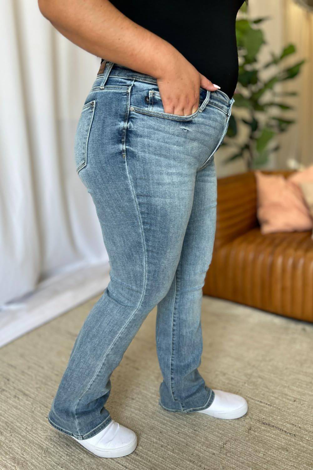 Jeans bootcut a vita media blu a grandezza naturale Judy