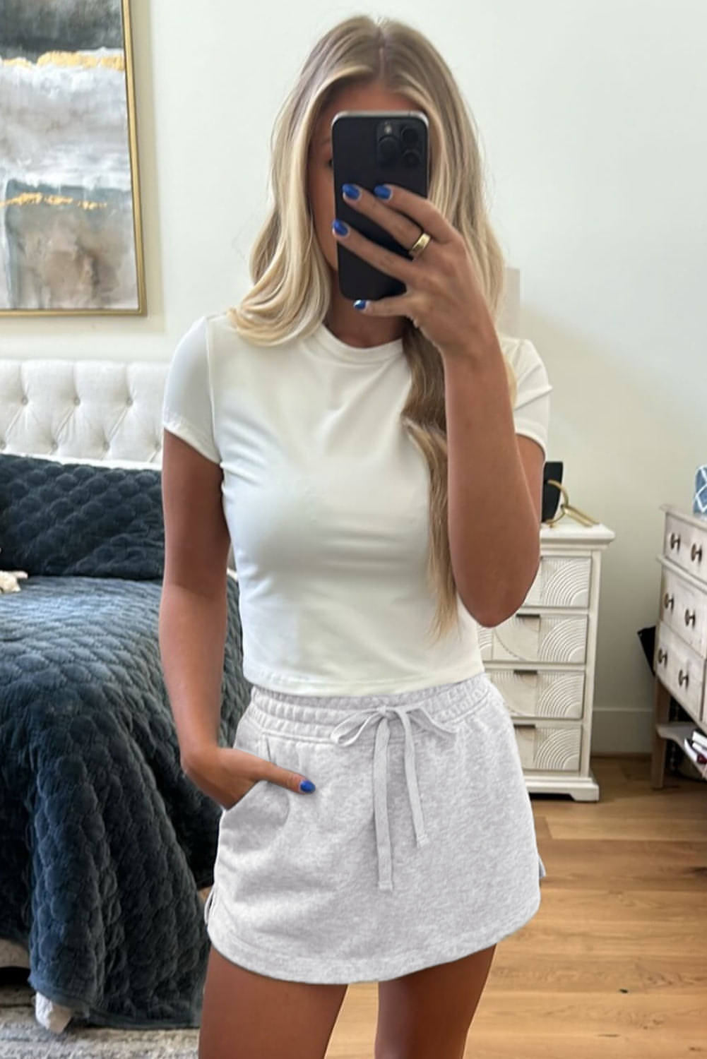 Hellgrauer Mini-Skort aus French Terry mit Kordelzug und Taschen