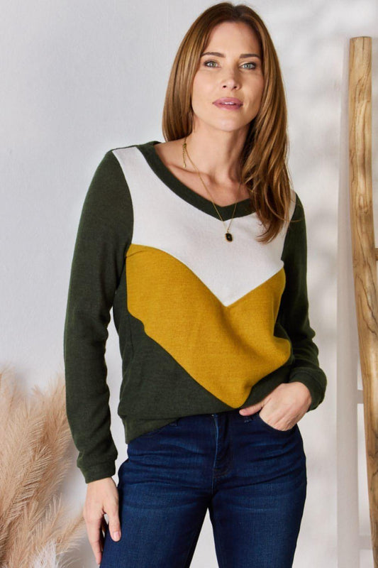 Blusa con escote en V y bloques de color en talla grande de Hailey &amp; Co.