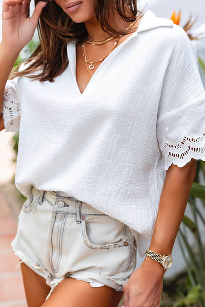 Blusa de cuello en V con mangas empalmadas y encaje arrugado blanco