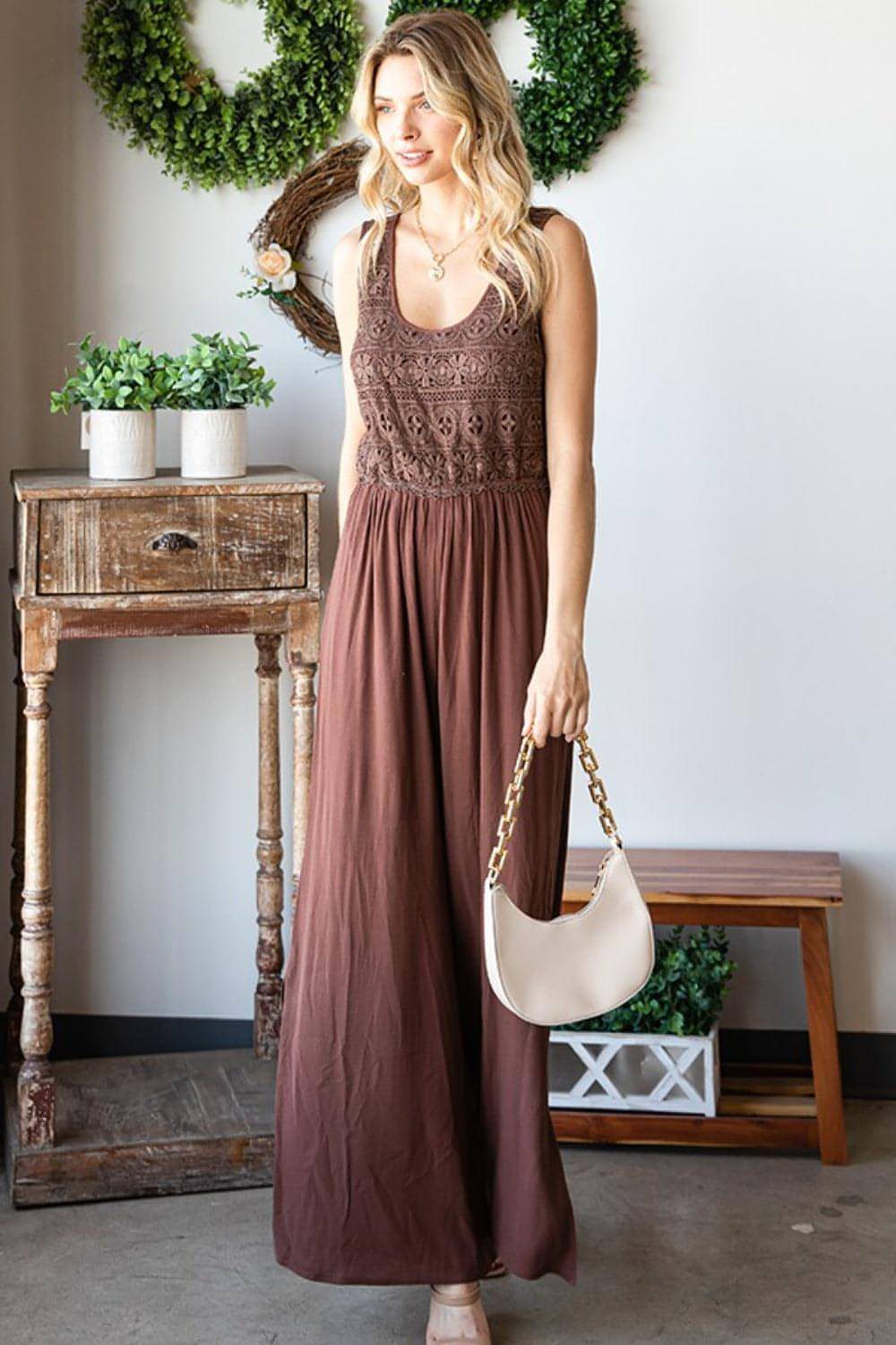 First Love – Ärmelloser Jumpsuit mit weitem Bein und Bindeband hinten und Schlitz