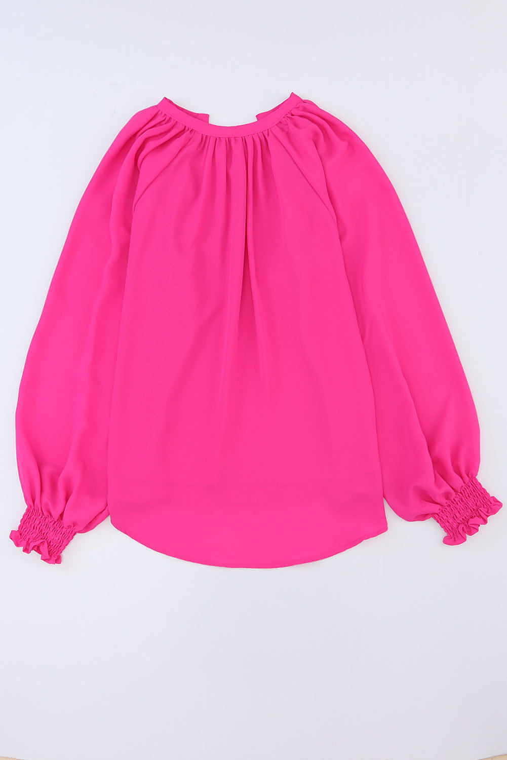 Blusa con escote en V, mangas abullonadas y pliegues en rosa