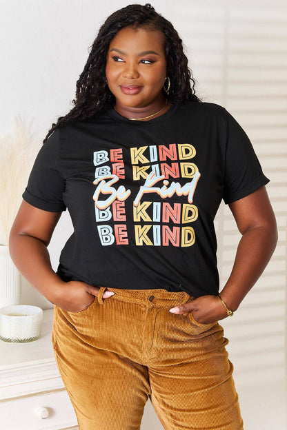 Camiseta de cuello redondo con gráfico BE KIND de Simply Love