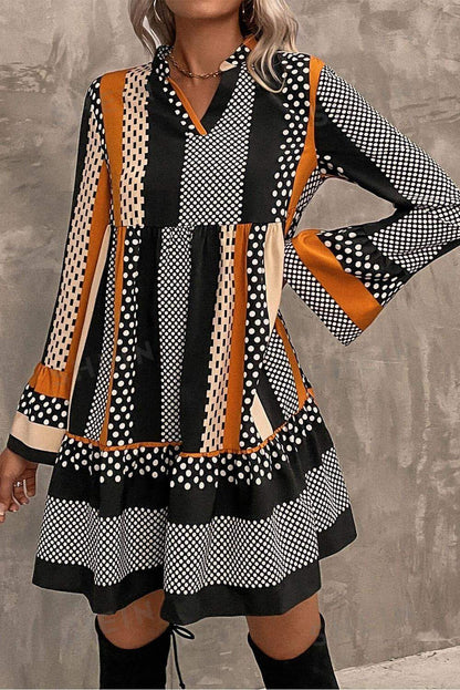 Mini-robe noire rayée à pois et ourlet volanté, col en V