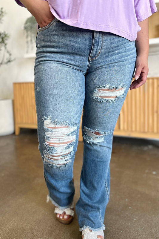 Vaqueros bootcut desgastados con dobladillo sin rematar de Judy Blue