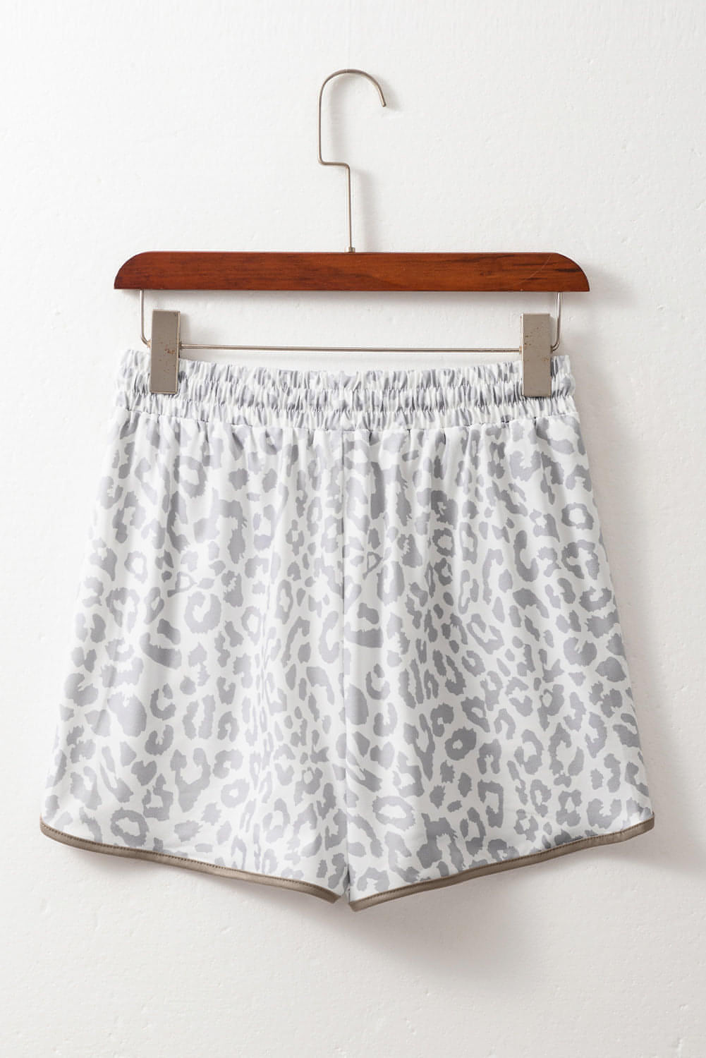 Coloque elástico de leopardo branco Contraste Shorts casuais de corte contraste