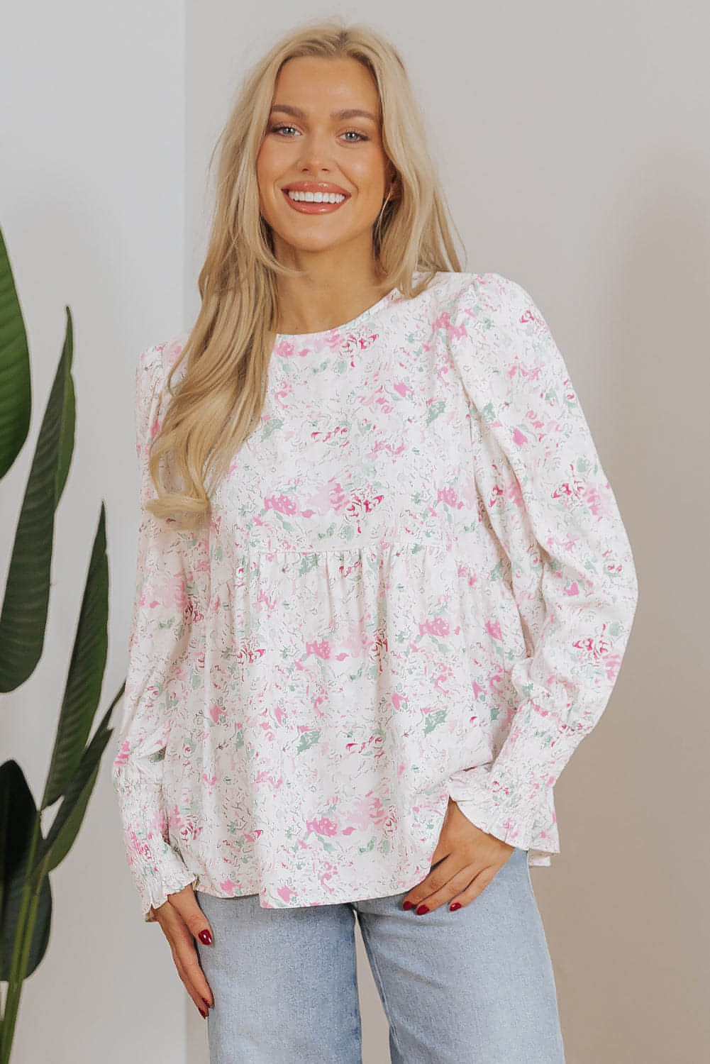 Roze bloemenprint gesmokte babydollblouse met ballonmouwen en sleutelgat aan de achterkant