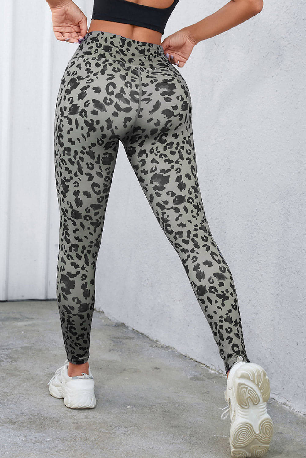 Graue klassische Leopardendruckaktive Leggings