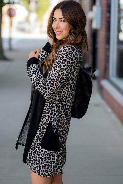 Schwarzer Leopard geflickt Tasche offen vordere Strickjacke