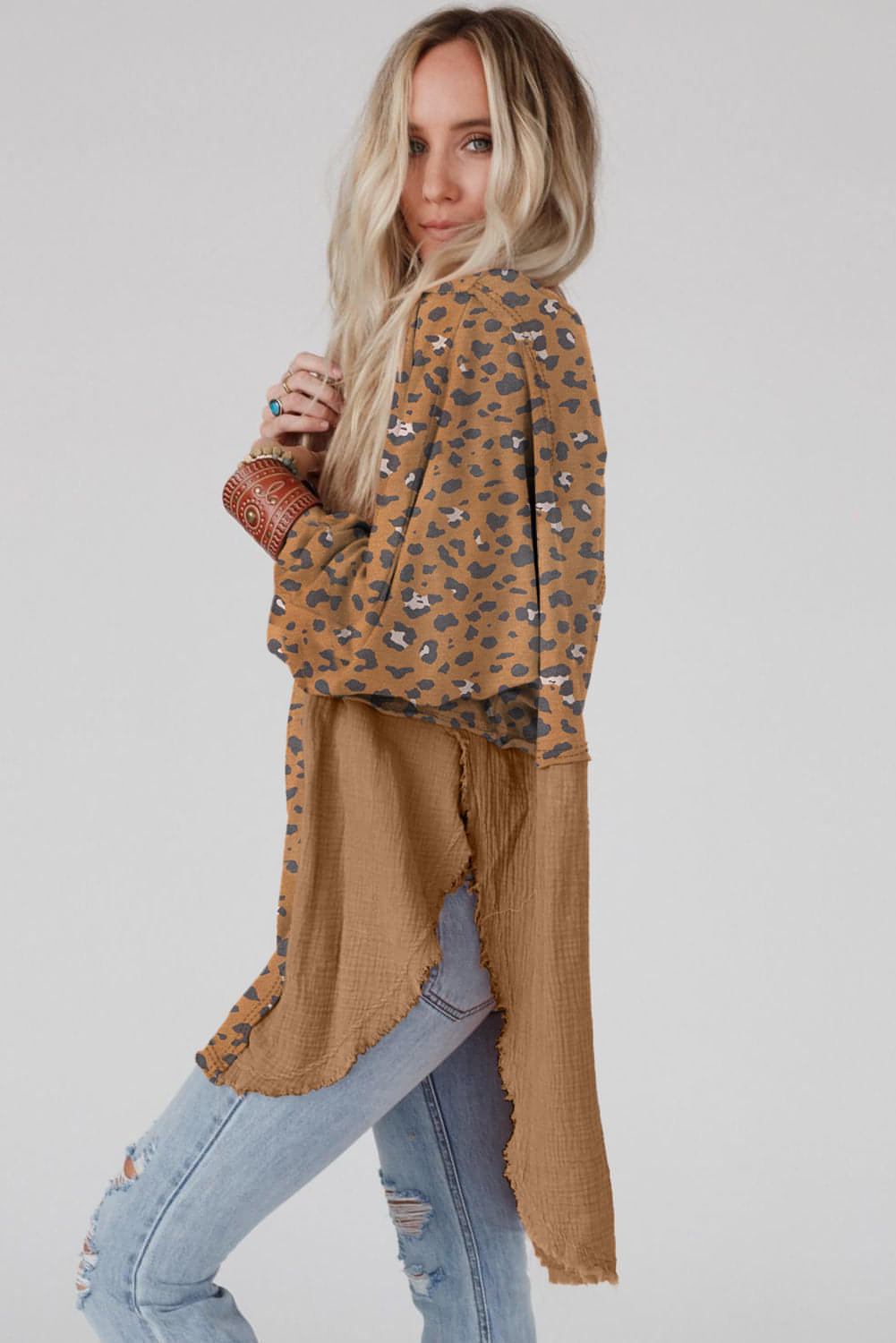 Blusa de retalhos de leopardo de borda crua de borda marrom