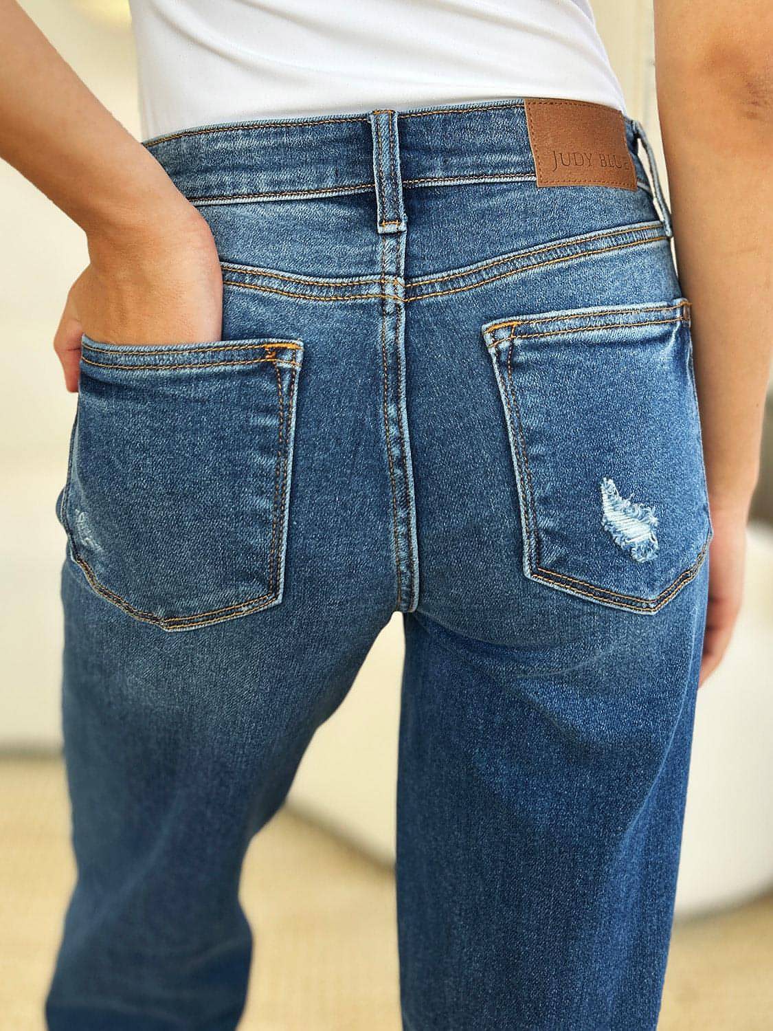 Jeans Judy blu a grandezza naturale a vita media con orlo grezzo invecchiato