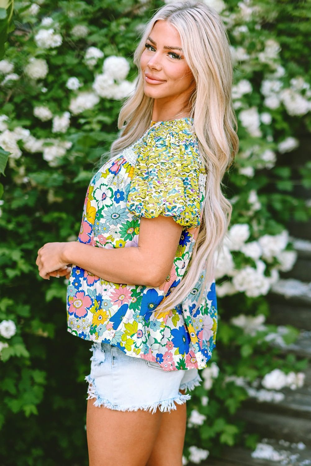 Blusa con estampado floral mixto, ribete de encaje y mangas abullonadas de color verde