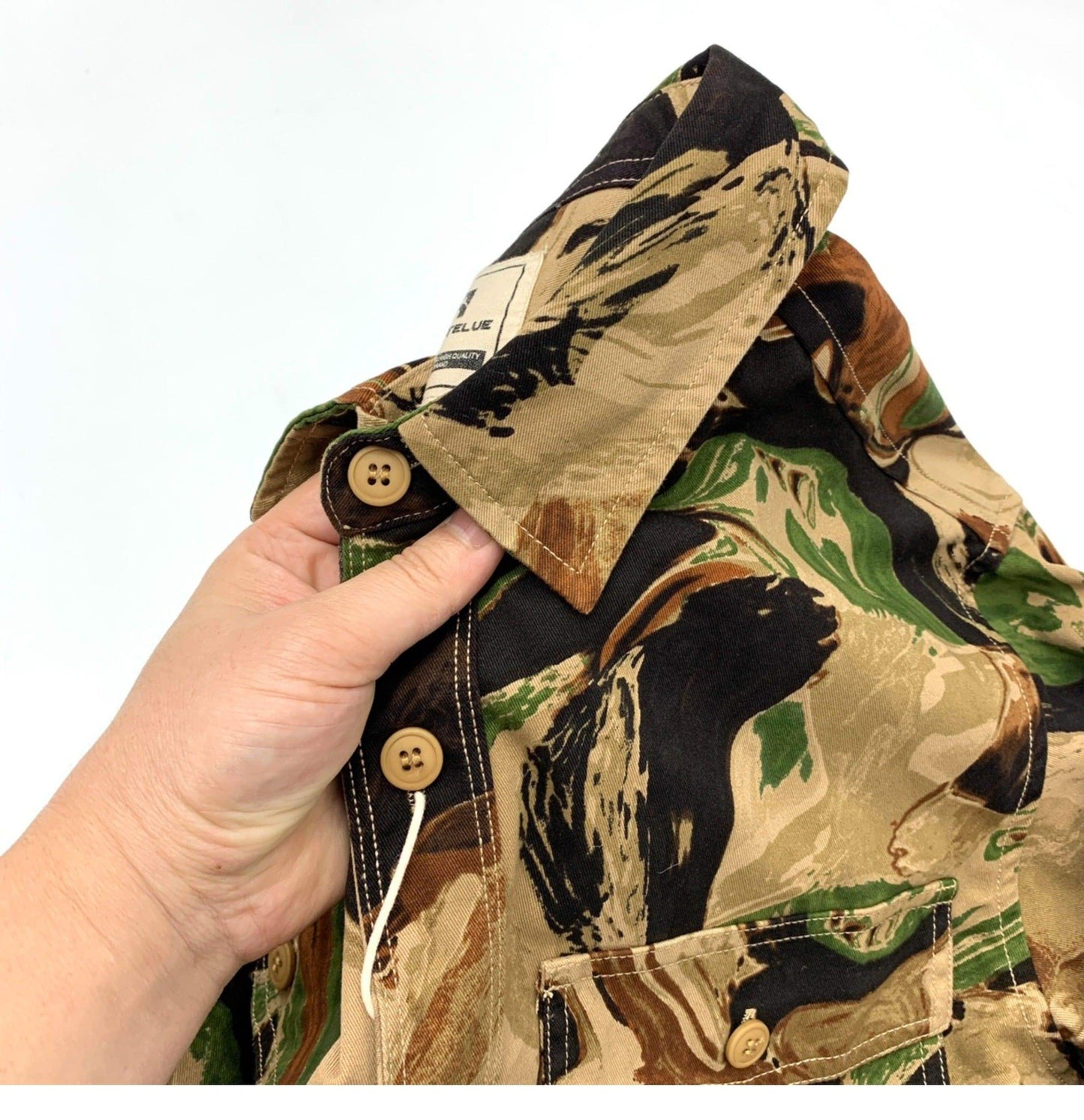 Hermosa camisa de vestir de camuflaje para hombre