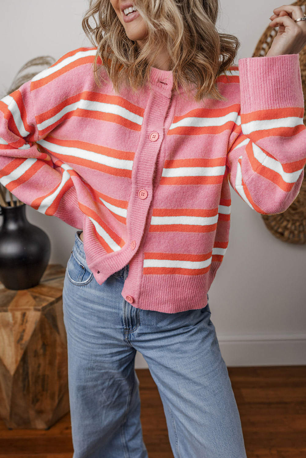 Maglione cardigan con bottoni sulla spalla cadente a righe rosa