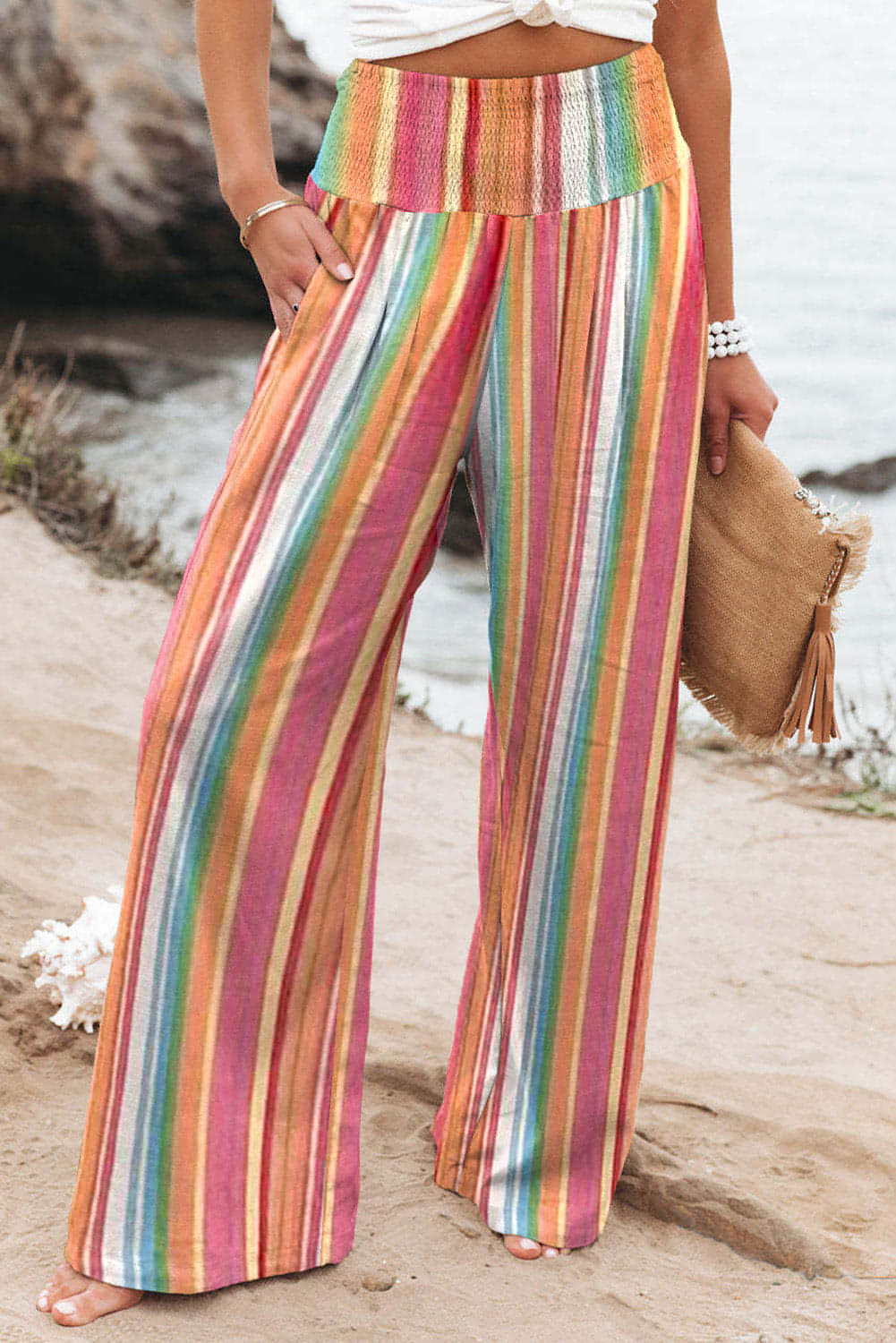 Pantalones de pierna ancha y cintura alta con frunces y rayas multicolores