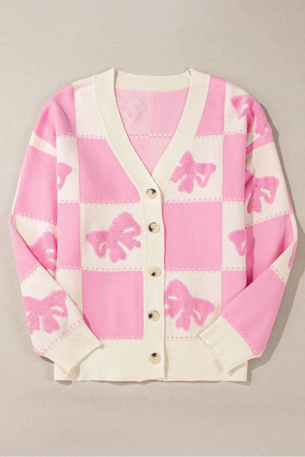 Cardigan con bottoni e scollo a V con motivo a quadretti con fiocco rosa e spalla abbassata