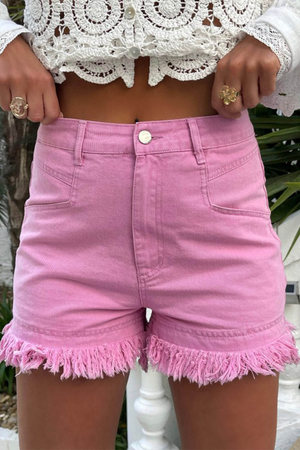 Pantaloncini di jeans a vita media con bordo sfrangiato rosa