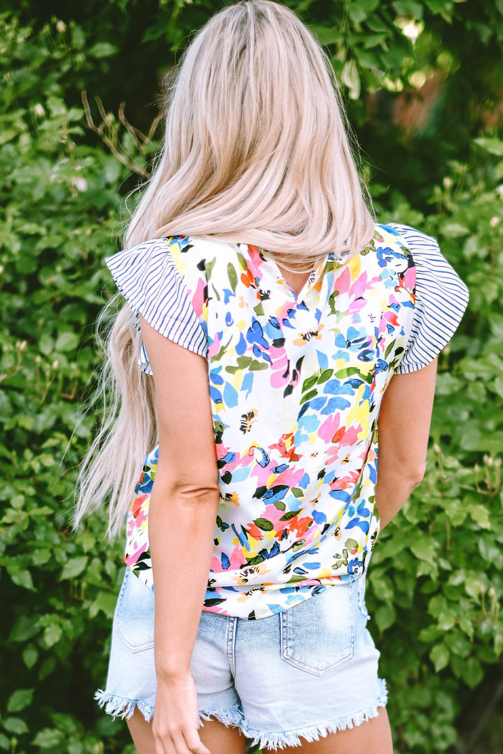 Lichtblauwe blouse met bloemenprint en gestreepte mouwen met ruches