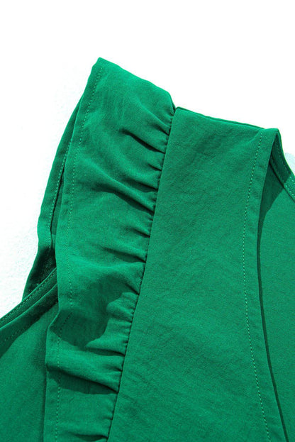 Vestido corto con escote en V, volantes y capas en color verde brillante