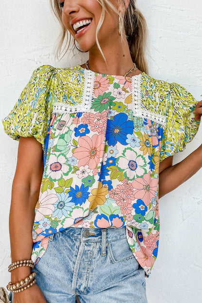 Blusa con estampado floral mixto, ribete de encaje y mangas abullonadas de color verde