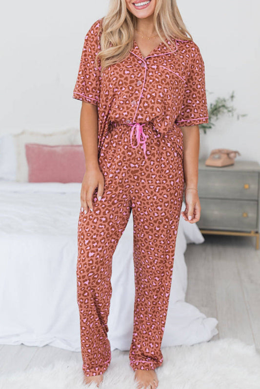 Conjunto de pijama con camisa y pantalón de manga corta con estampado de leopardo marrón