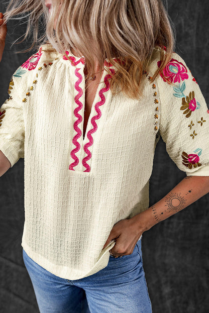 Blusa texturizada con mangas abullonadas y bordado floral en beige