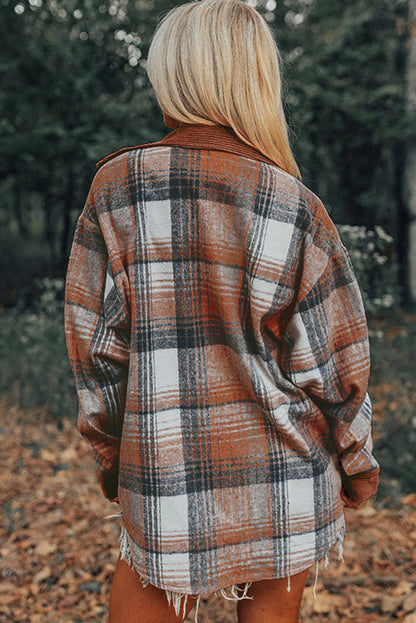 Chaqueta con bolsillos en el pecho y parches de pana a cuadros color canela