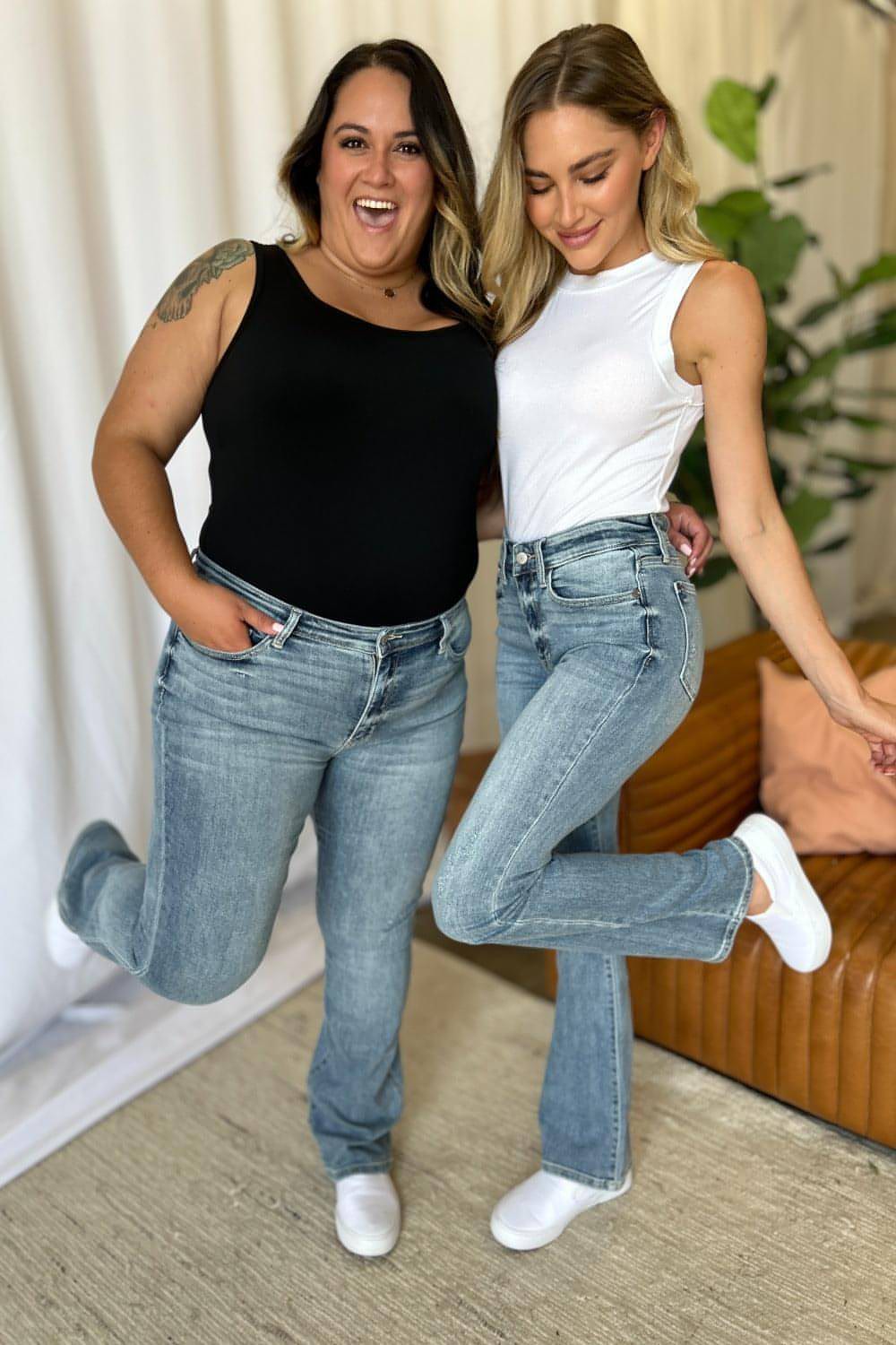 Judy Blue – Bootcut-Jeans in voller Größe mit mittlerer Leibhöhe