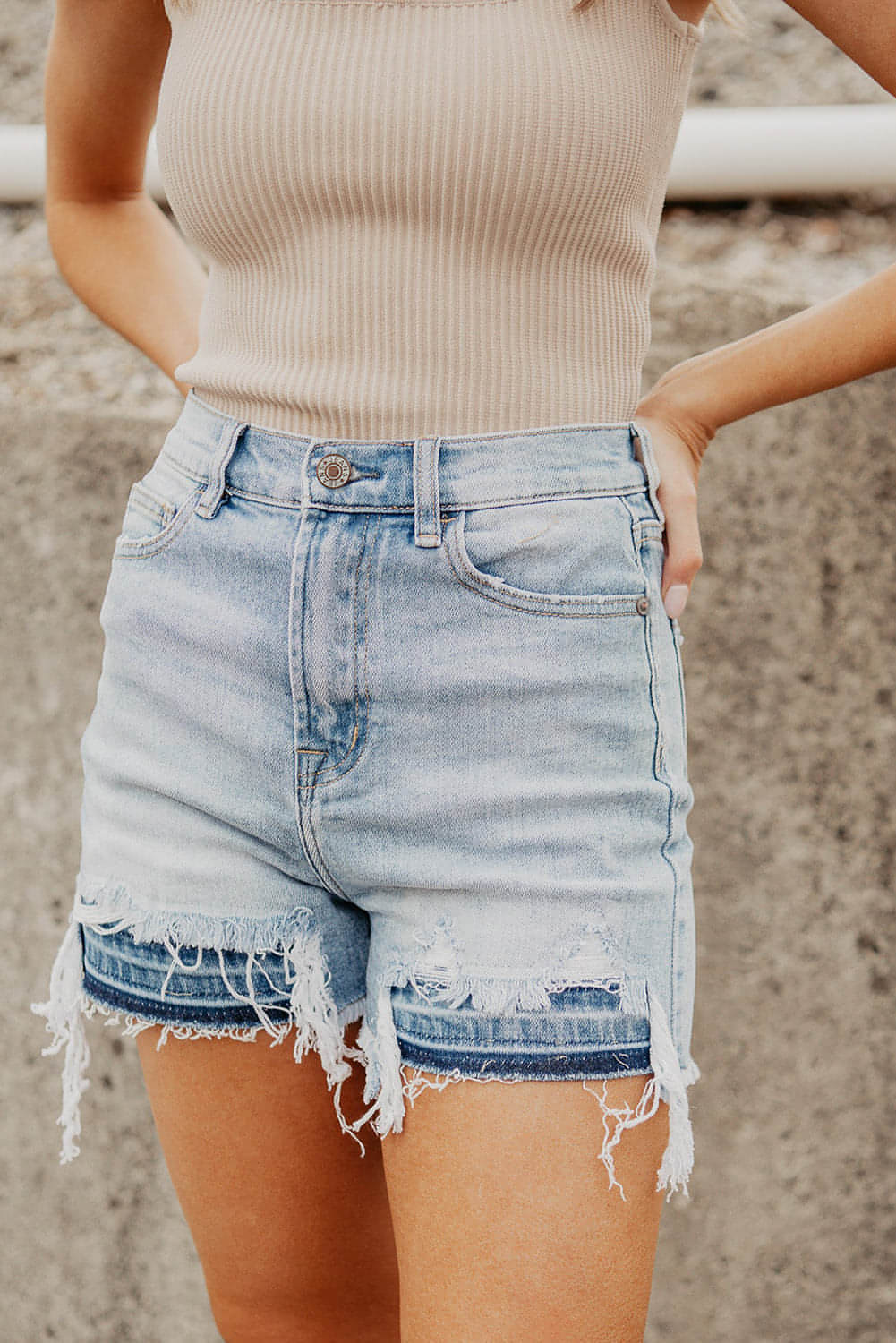 Short en jean bleu clair délavé vintage à bords bruts