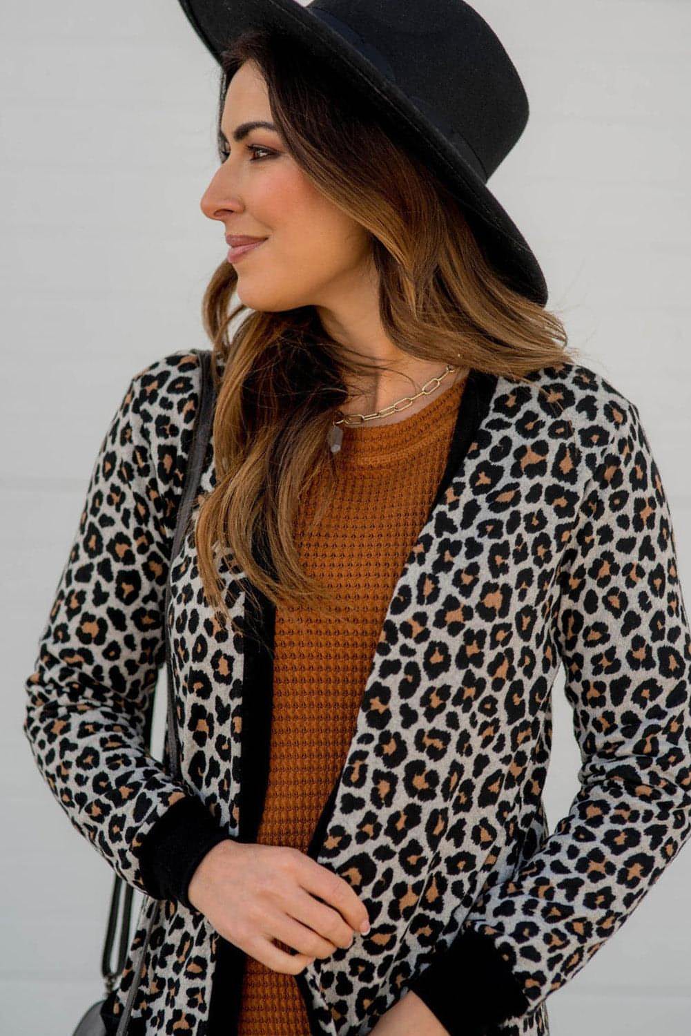 Schwarzer Leopard geflickt Tasche offen vordere Strickjacke