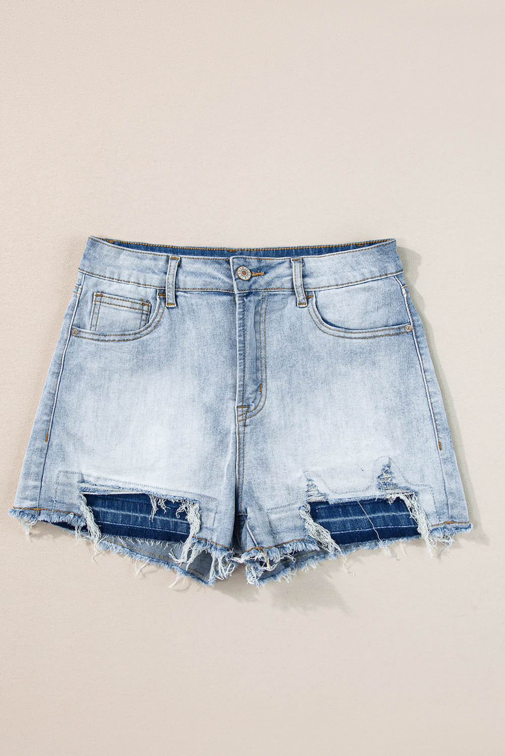 Short en jean bleu clair délavé vintage à bords bruts