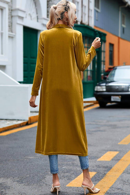 Plumeau long ouvert en velours jaune avec poches sur le devant