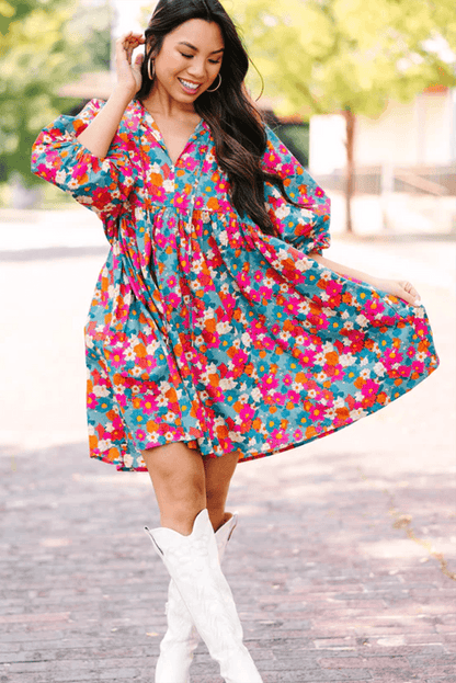 Vestido babydoll con cuello abierto, mangas abullonadas y estampado floral en azul cielo