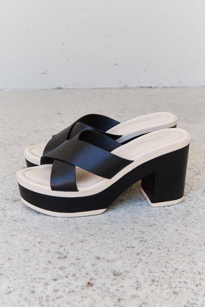 Weeboo – Cherish The Moments – Plateausandalen mit Kontrastbesatz in Schwarz