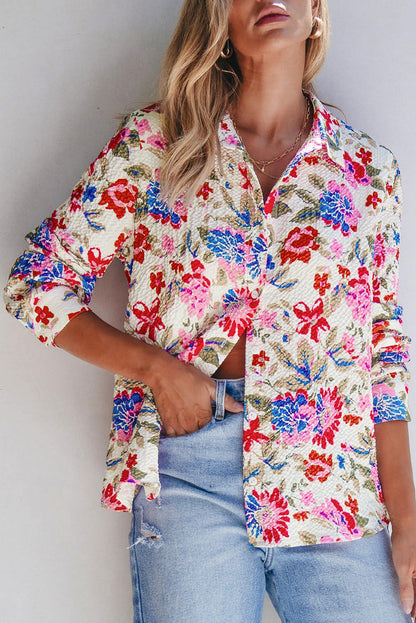 Camisa ajustada con cuello vuelto y botones y estampado floral rojo