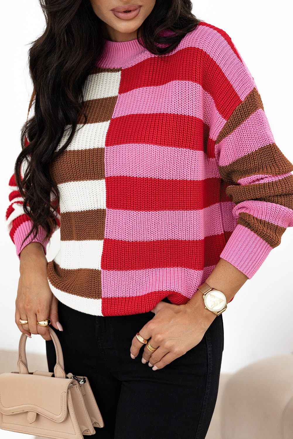 Maglione ampio con spalle scoperte e collo alto a blocchi di colore a righe rosa