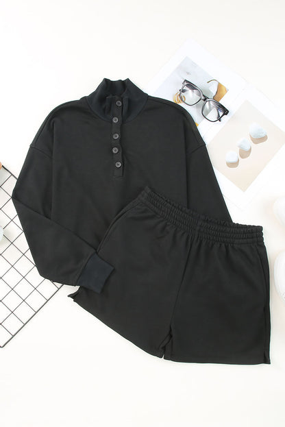 Conjunto informal de camiseta y pantalones cortos negros con cuello alto y henley