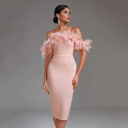 Vestido de mujer con plumas y escote descubierto