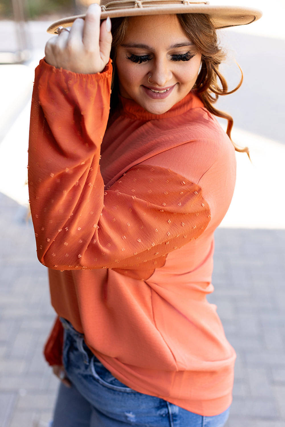 Blusa holgada con mangas abullonadas y lunares suizos de color naranja rojizo